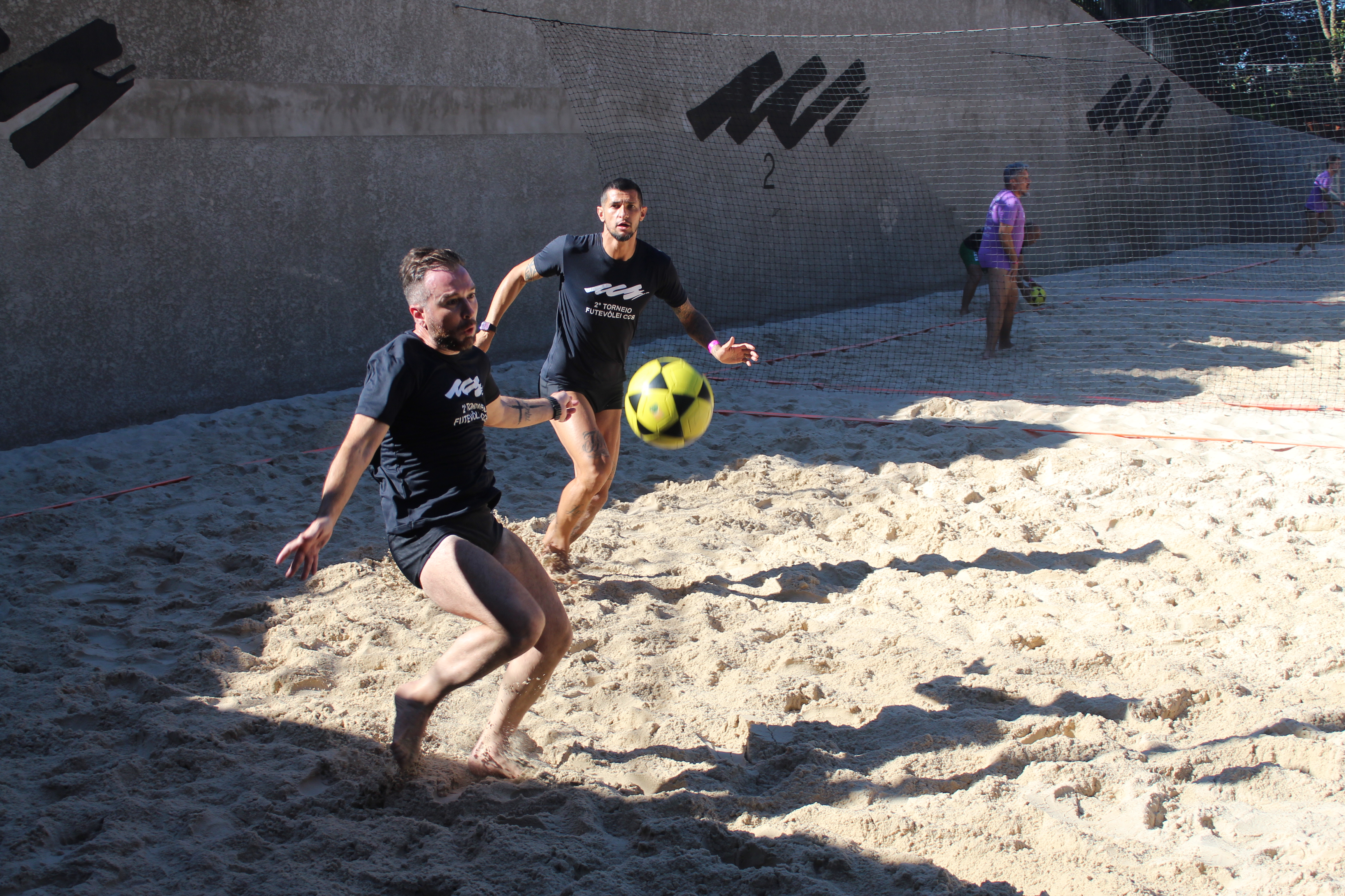 Camiseta preta personalizada 100% poliamida para o evento Torneio de Futevôlei.