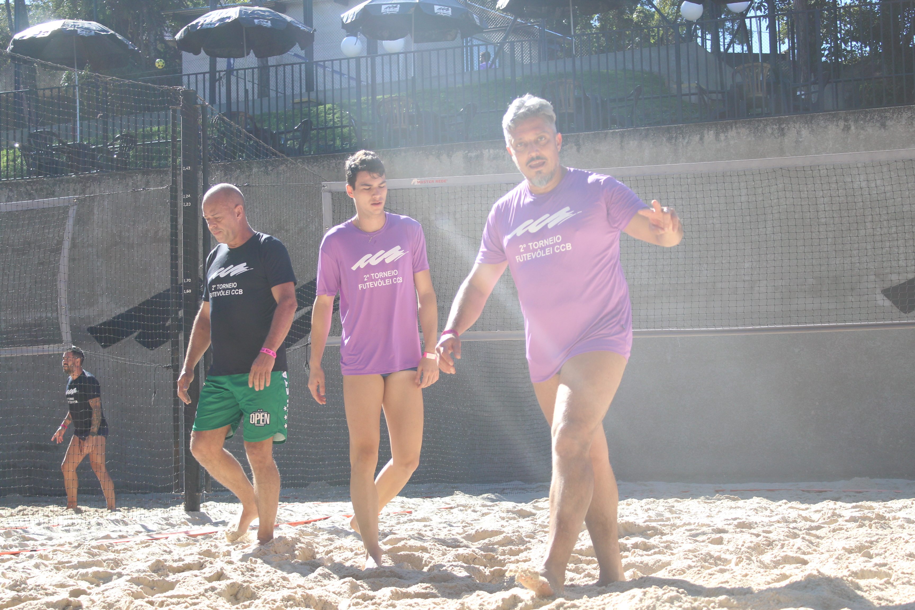 Camiseta roxa personalizada 100% poliamida para o evento Torneio de Futevôlei.