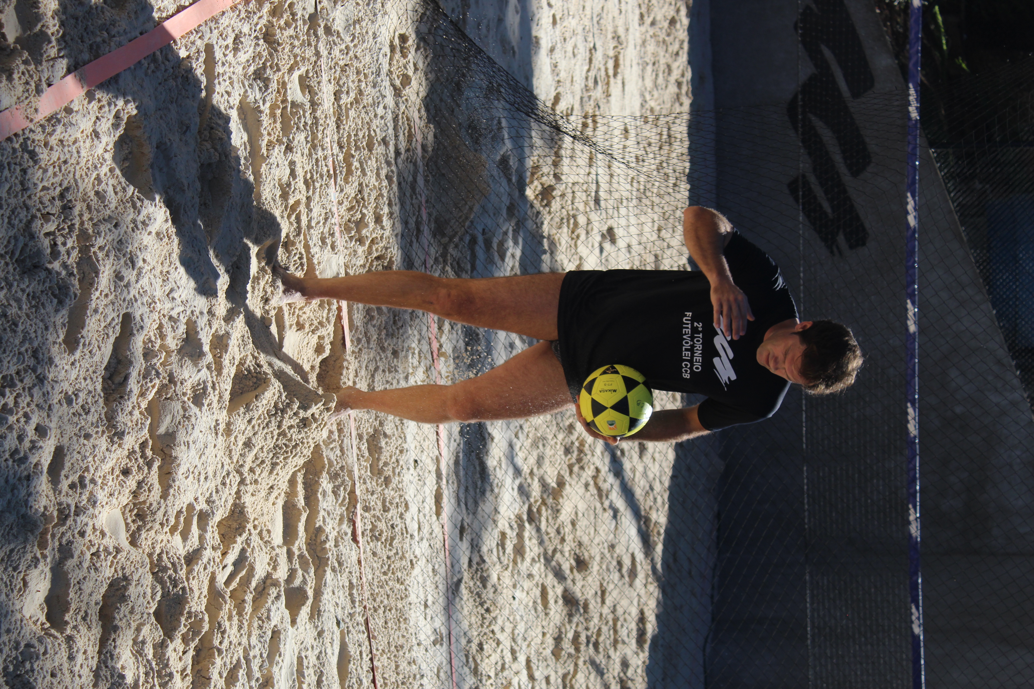 Camiseta preta personalizada 100% poliamida para o evento Torneio de Futevôlei.