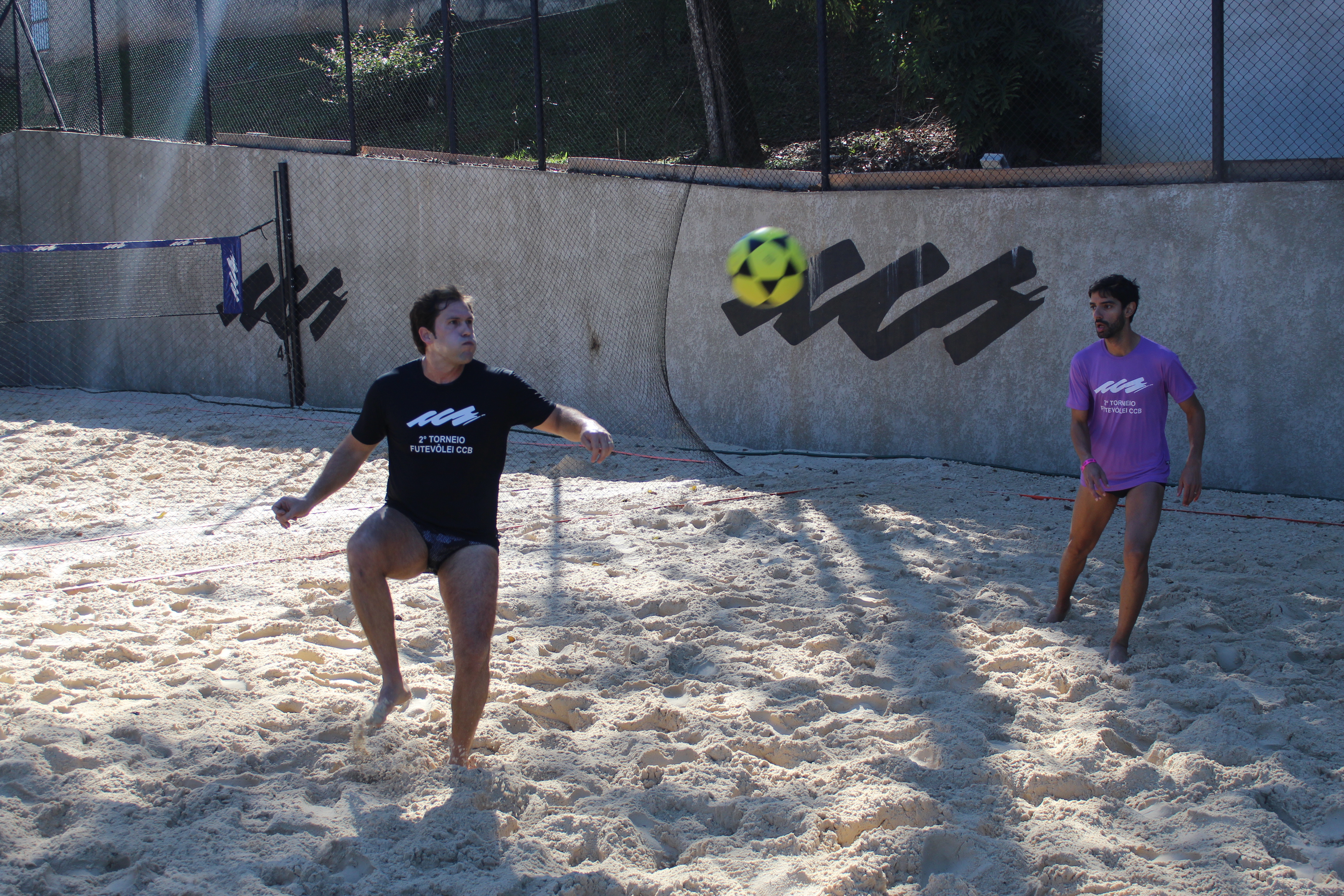 Camiseta preta personalizada 100% poliamida para o evento Torneio de Futevôlei.